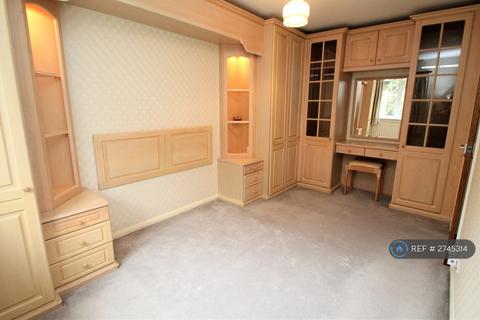 3 bedroom terraced house to rent, Redhouse Close, High Wycombe, HP11