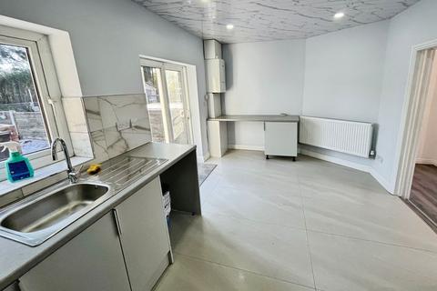 3 bedroom semi-detached house to rent, Gorton Street, Farnworth, Bolton