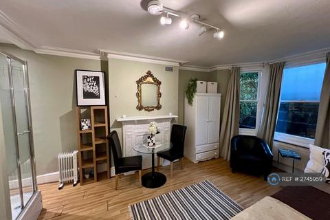 Studio to rent, Glazbury, London, W14