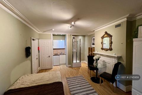 Studio to rent, Glazbury, London, W14