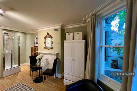 Studio to rent, Glazbury, London, W14