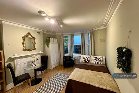 Studio to rent, Glazbury, London, W14