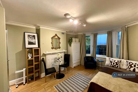 Studio to rent, Glazbury, London, W14