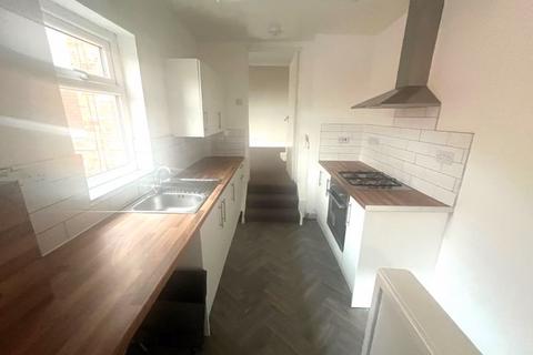 3 bedroom apartment to rent, Rodsley Avenue, Gateshead