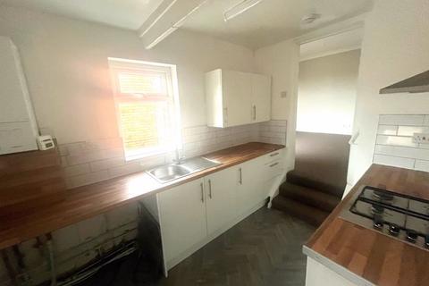 3 bedroom apartment to rent, Rodsley Avenue, Gateshead