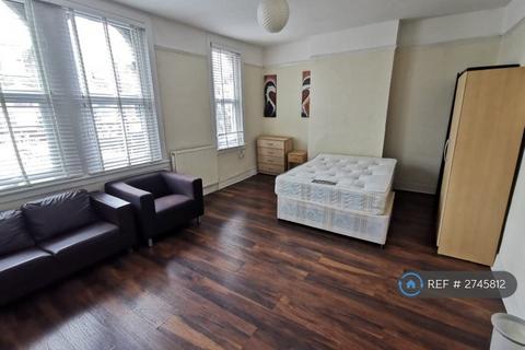 2 bedroom flat to rent, High Road Leytonstone, London, E11
