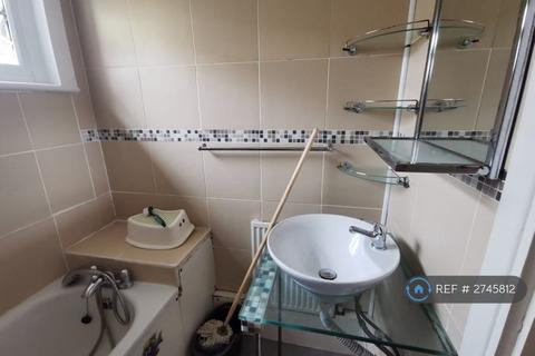 2 bedroom flat to rent, High Road Leytonstone, London, E11