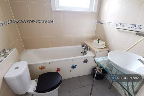 2 bedroom flat to rent, High Road Leytonstone, London, E11