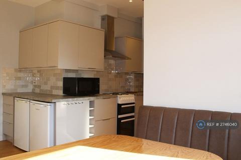 4 bedroom flat to rent, Hawks Road, Kingston Upon Thames, KT1