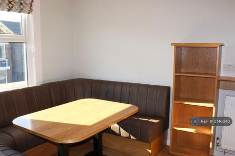 4 bedroom flat to rent, Hawks Road, Kingston Upon Thames, KT1