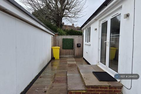 Studio to rent, Sherwood Road, Seaford, BN25