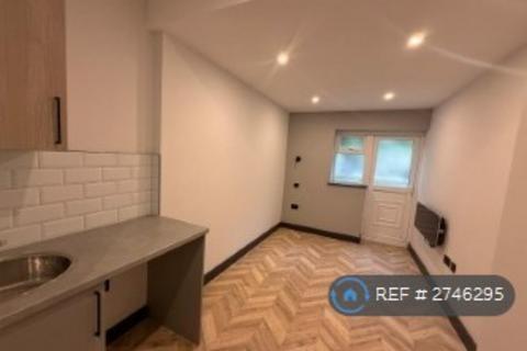 1 bedroom in a house share to rent, Godstone Road, Whyteleafe, CR3