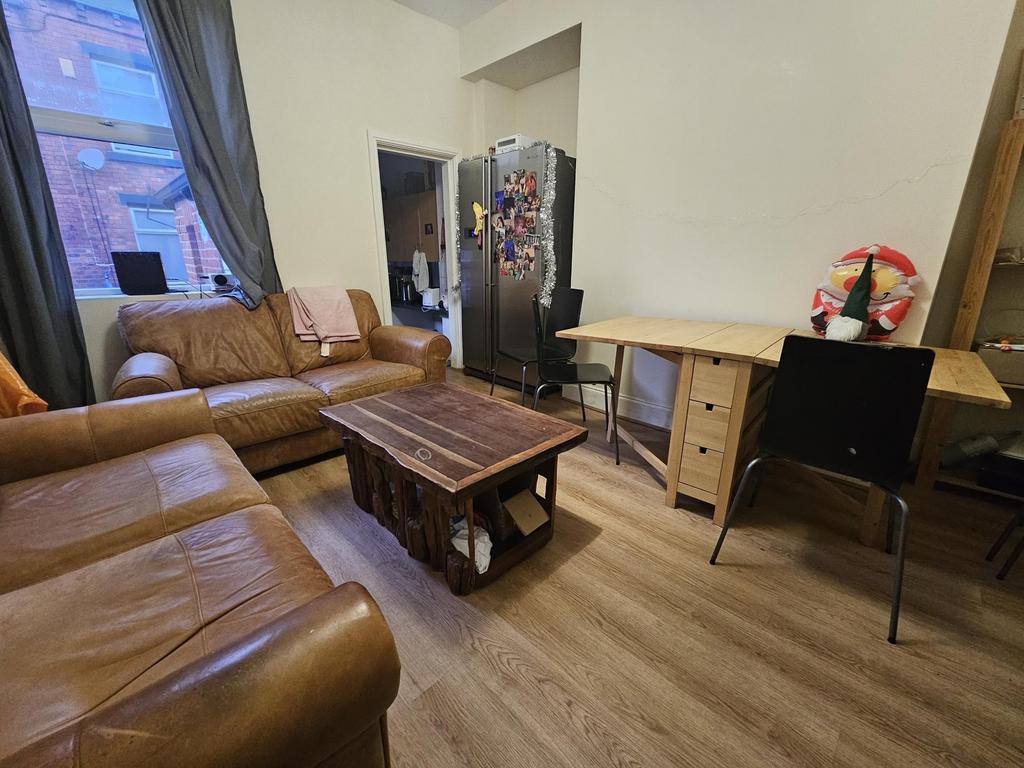 Warm, furnished living room with comfortable le...