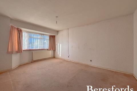 2 bedroom bungalow for sale, Hornbeam Avenue, Upminster, RM14