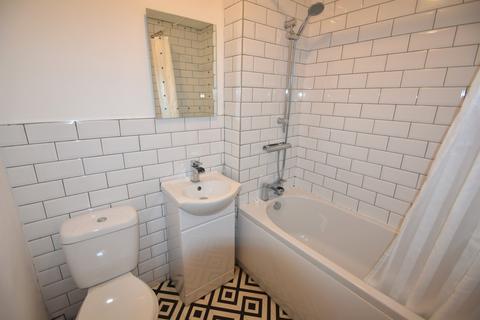 2 bedroom flat to rent, Kent Road, Southsea PO5