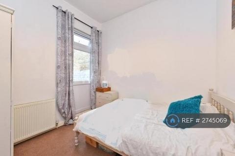 2 bedroom flat to rent, Westerfield Road, London, N15