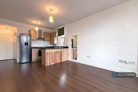 Studio to rent, Arcadian Gardens, London, N22