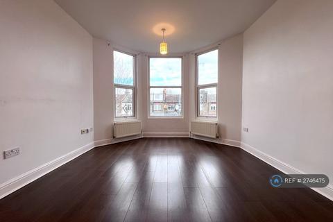 Studio to rent, Arcadian Gardens, London, N22