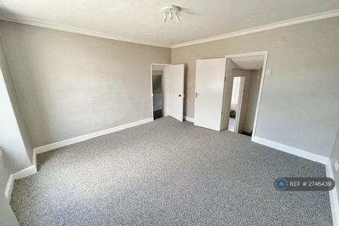 2 bedroom flat to rent, High Street, Stonehouse, GL10