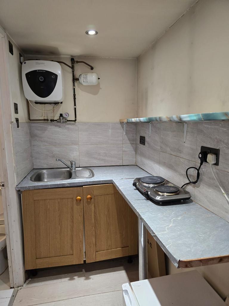 A well presented studio flat rent including all t