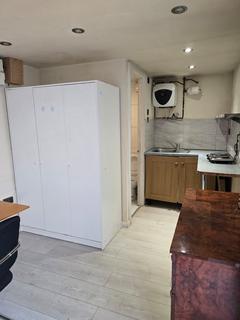 Studio to rent, Hayes UB4