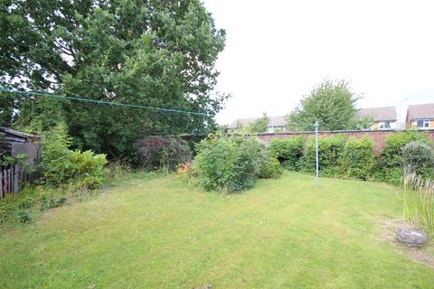2 bedroom semi-detached house to rent, Heywood Drive, Luton LU2