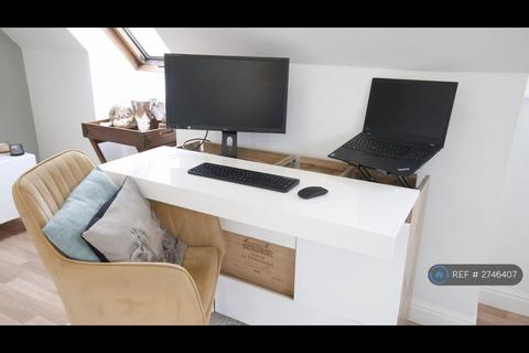 1 bedroom flat to rent, Station Road, Wokingham, RG40