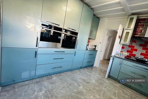 4 bedroom detached house to rent, Westfield Road, Woking, GU22