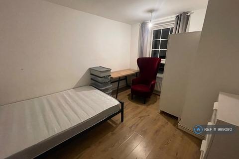 1 bedroom in a flat share to rent, Brassey House, London, E14