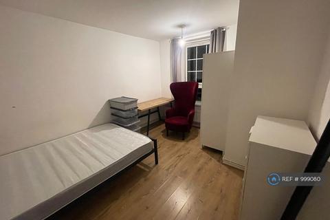 1 bedroom in a flat share to rent, Brassey House, London, E14
