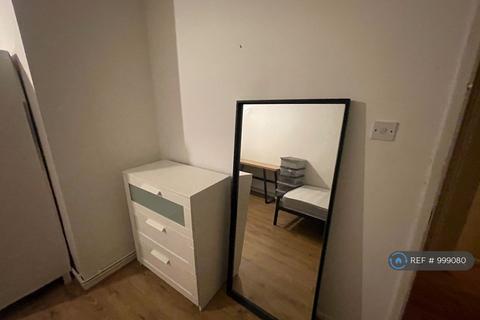 1 bedroom in a flat share to rent, Brassey House, London, E14