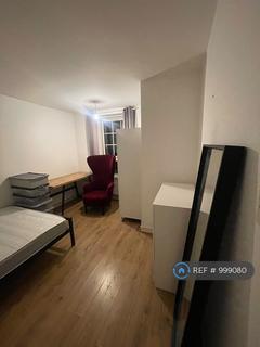 1 bedroom in a flat share to rent, Brassey House, London, E14