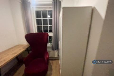 1 bedroom in a flat share to rent, Brassey House, London, E14