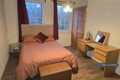 1 bedroom in a flat share to rent, Shelley House, London, E2