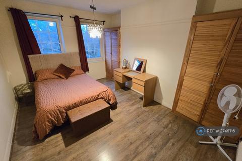 1 bedroom in a flat share to rent, Shelley House, London, E2