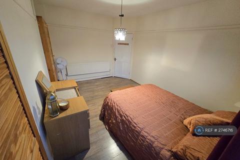 1 bedroom in a flat share to rent, Shelley House, London, E2