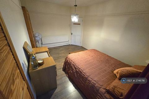 1 bedroom in a flat share to rent, Shelley House, London, E2