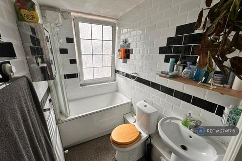 1 bedroom in a flat share to rent, Shelley House, London, E2