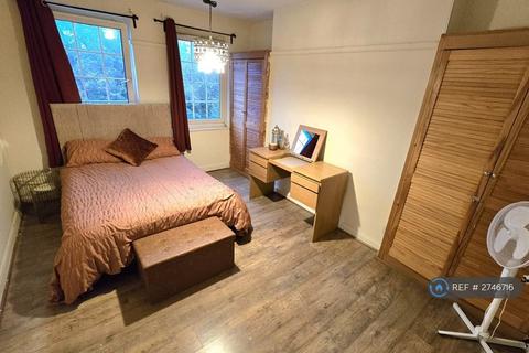 1 bedroom in a flat share to rent, Shelley House, London, E2