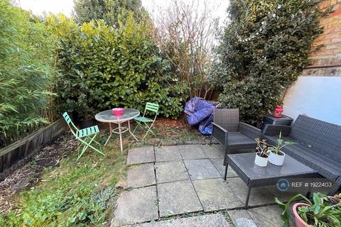 Studio to rent, Sternhold Avenue, London, SW2