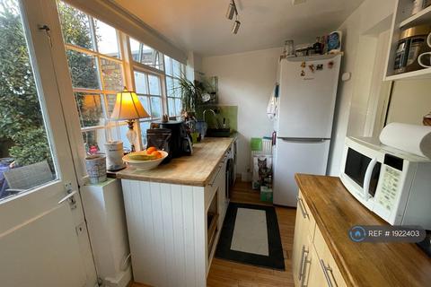 Studio to rent, Sternhold Avenue, London, SW2