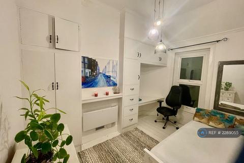 1 bedroom in a house share to rent, Crown Lane, London, SM4