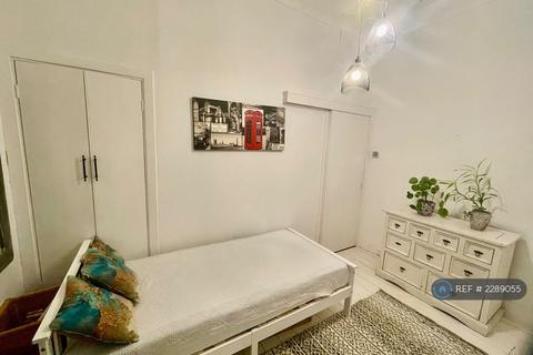 1 bedroom in a house share to rent, Crown Lane, London, SM4