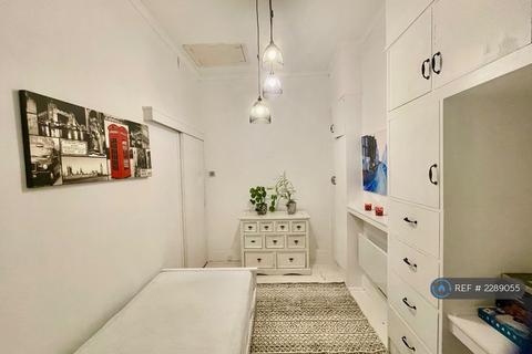 1 bedroom in a house share to rent, Crown Lane, London, SM4