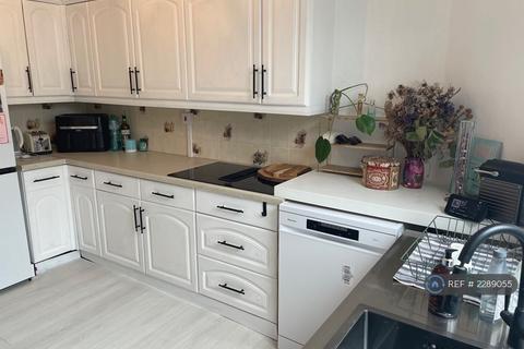 1 bedroom in a house share to rent, Crown Lane, London, SM4