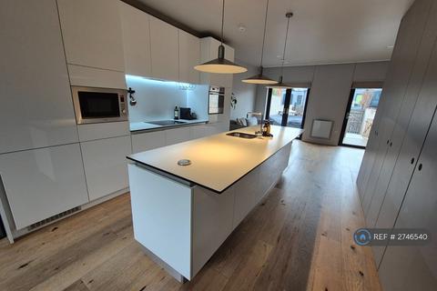 3 bedroom terraced house to rent, Keepers Quay, Manchester, M4