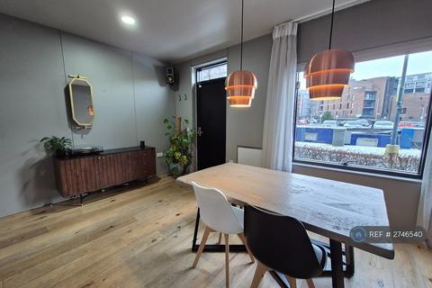 3 bedroom terraced house to rent, Keepers Quay, Manchester, M4