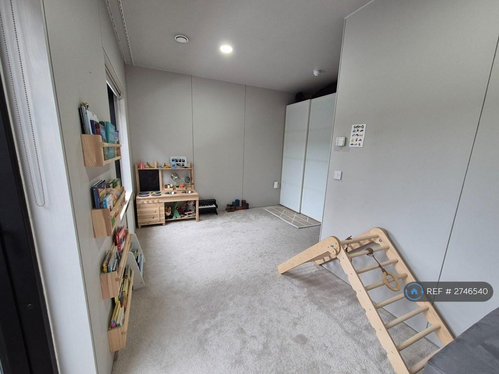 1st Floor Bedroom (Front)