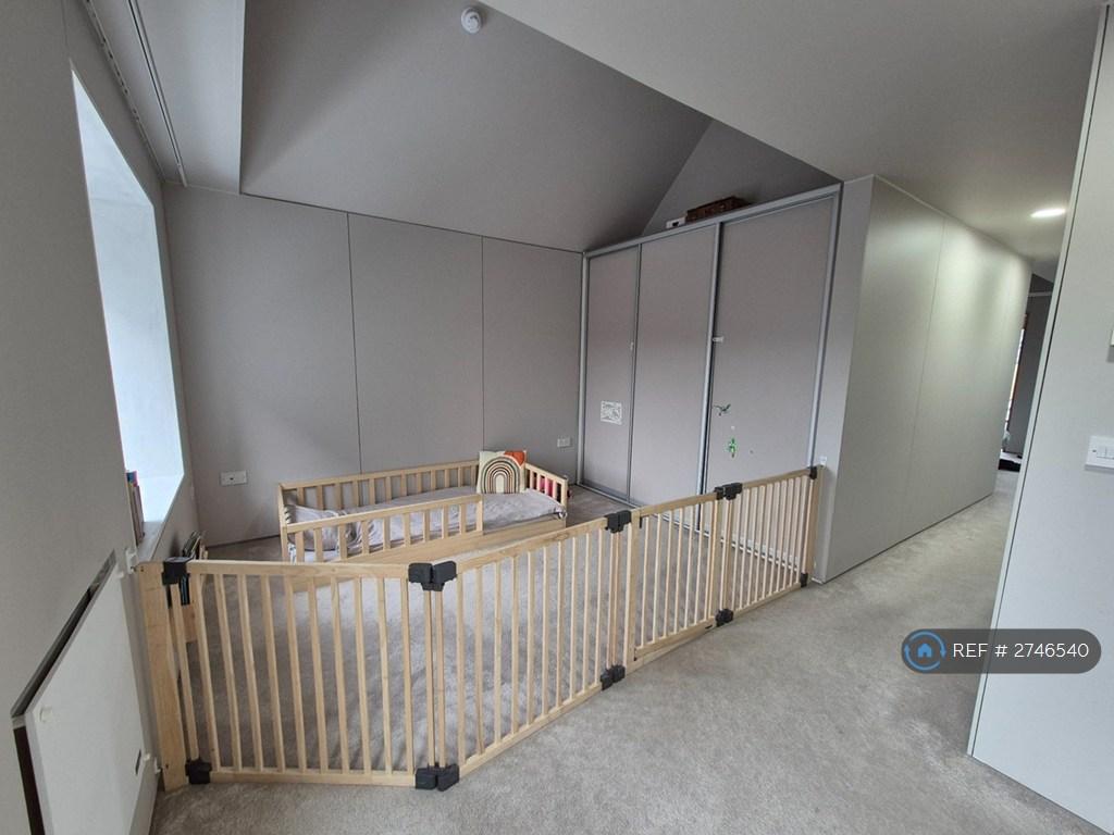2nd Floor Bedroom (Front)