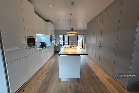 3 bedroom terraced house to rent, Keepers Quay, Manchester, M4